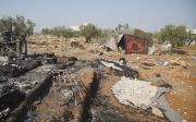De Amerikaanse helikopters hebben grote schade aangericht op de plek waar zaterdag onder meer Abu Bakr al-Baghdadi werd gedood.  beeld EPA, Yahya Nemah