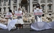 Italiaanse bruiden protesteerden dinsdag tegen de strenge coronamaatregelen rond huwelijkssluitingen. beeld Ewout Kieckens