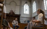 Hoogopgeleide jonge refo's met elkaar in gesprek in de Grote Kerk van Apeldoorn. beeld RD