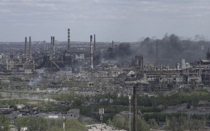 Een blik op de Azovstal staalfabriek in de stad Marioepol op 10 mei 2022. beeld AFP, STRINGER