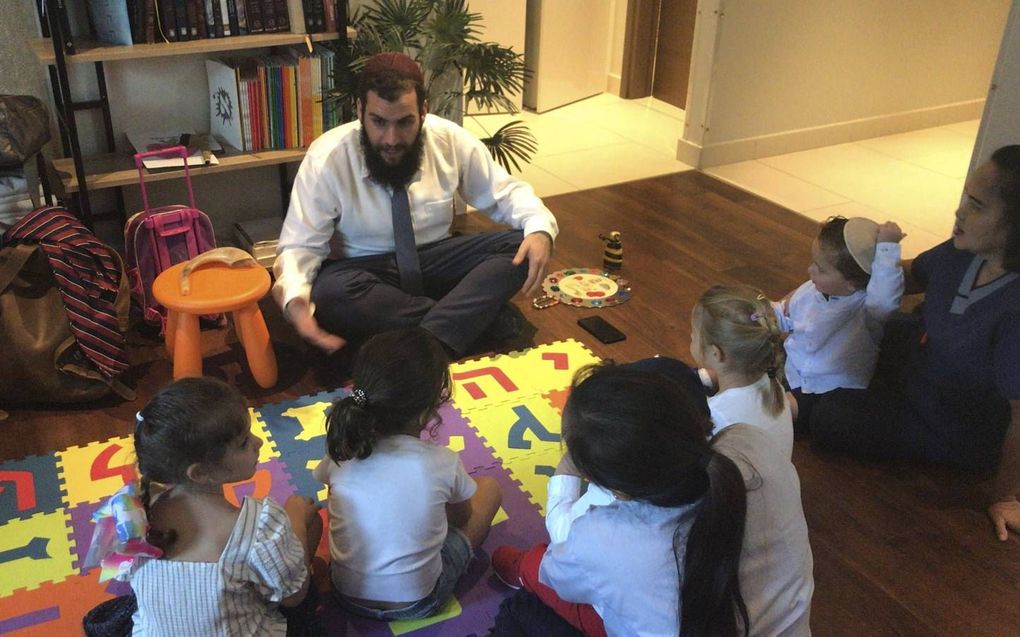 Rabbijn Levi Duchman legt aan Joodse kinderen in de Verenigde Arabische Emiraten uit wat liefdadigheid is. beeld Jewish Community Center – United Arab Emirates