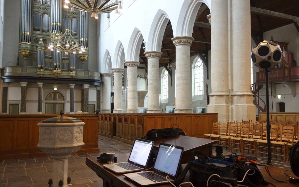 Jan Bril deed ook geluidsmetingen in de Oude Kerk in Delft. Hij gebruikt daarbij verfijnde meetapparatuur. beeld Jan Bril