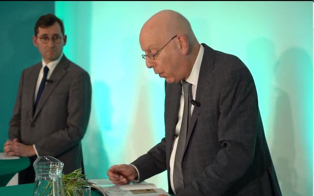 Prof. dr. A. Goudriaan (l.) en drs. A. van Kralingen. beeld Jan van Reenen