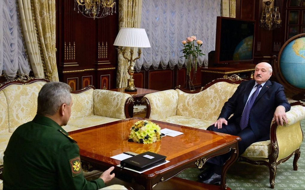De Russische defensieminister Sergei Shoigu zaterdag tijdens een ontmoeting met de Wit-Russische president Aleksander Loekasjenko.  beeld EPA