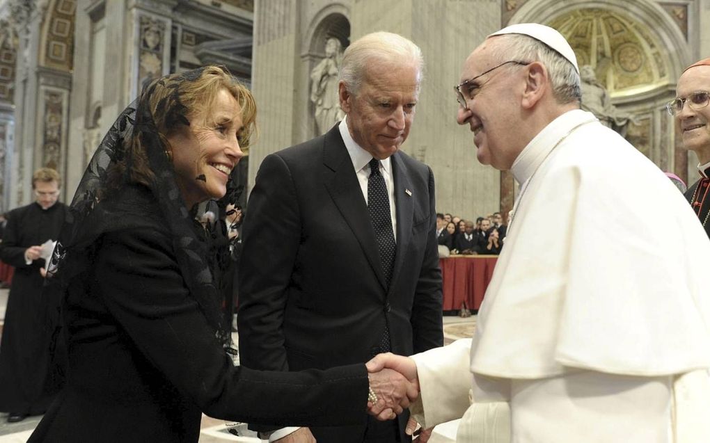 Joe Biden met zijn zus Valerie Biden Owens op bezoek bij paus Franciscus, 2013. beeld CNS, L’Osservatore Romano