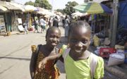 Meisjes op straat in Serrekunda, Gambia. Nergens zijn zo veel jonge meisjes het slachtoffer van besnijdenis als in dit West-Afrikaanse land. beeld Lex Rietman