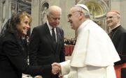 Joe Biden met zijn zus Valerie Biden Owens op bezoek bij paus Franciscus, 2013. beeld CNS, L’Osservatore Romano