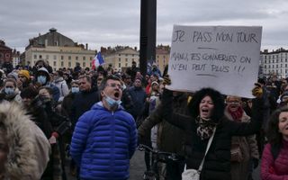 Protest tegen coronamaatregelen van de Franse regering, zaterdag in Lyon. beeld Mark Heijster