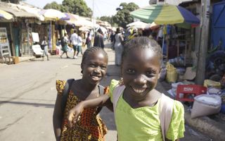 Meisjes op straat in Serrekunda, Gambia. Nergens zijn zo veel jonge meisjes het slachtoffer van besnijdenis als in dit West-Afrikaanse land. beeld Lex Rietman