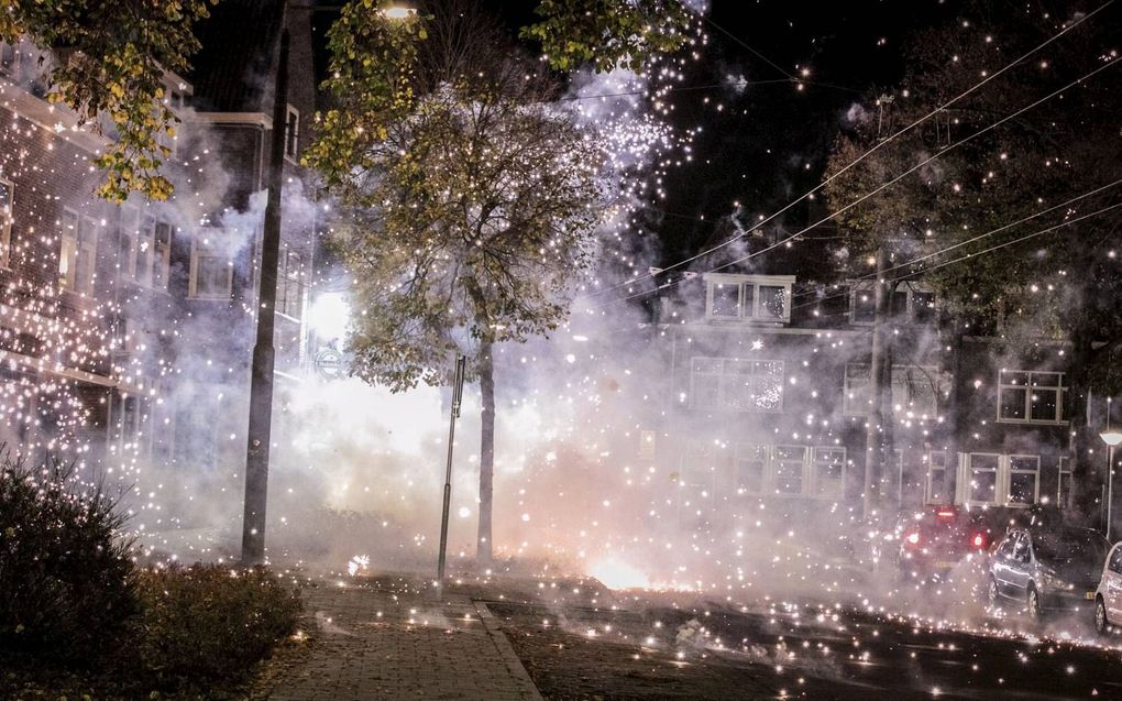 Groepen jongeren veroorzaakten in de Arnhemse wijk Geitenkamp overlast met onder meer vuurwerk, vernielingen en brandjes. beeld ANP, Roland Heitink