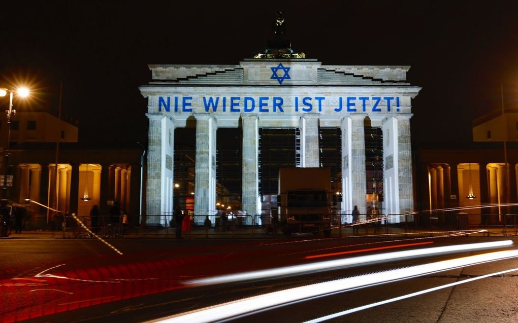 Het staat met grote letters op de Brandenburger Tor in het hart van Berlijn: Nooit meer. Maar er staat iets achter: is nu! beeld EPA, Hannibal Hanschke