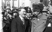 Adolf Hitler (l.) en kroonprins Wilhelm van de Hohenzollern tijdens de Dag van Potsdam op 21 maart 1933. beeld Wikimedia