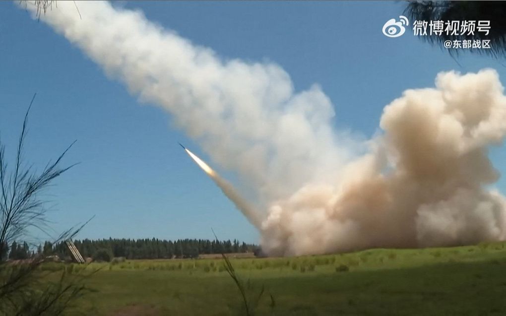 De Chinese strijkrachten vuren donderdag een raket af tijdens een oefening.  beeld AFP