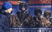 Een poster roept op te dienen in het leger van de zelfverklaarde Volksrepubliek Donetsk. beeld AFP, Aleksey Filippov