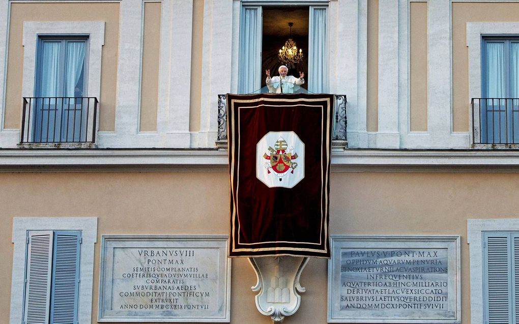 Paus Benedictus XVI zwaait –28 februari 2013– voor het laatst vanaf het balkon van zijn zomerresidentie in Castel Gandolfo. Hij trad op die dag, na bijna acht jaar, terug uit het ambt. In een deze week verschenen boek waarschuwt hij voor antichristelijke 