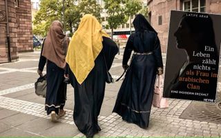 Islamitische vrouwen doen boodschappen in een Duitse stad. Inzet: omslag van het boek van Latife Arab. In het werk vertelt Arab over het leven van een vrouw in een Arabische familie. beeld Istock