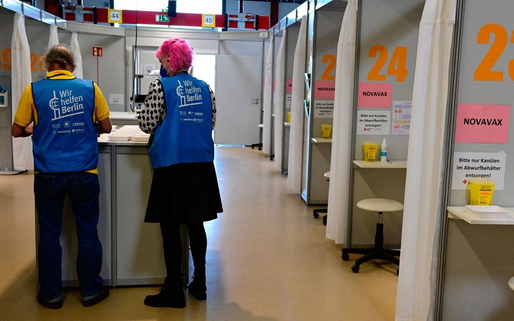 Vrijwilligers treffen maandag in Berlijn voorbereidingen voor vaccinatie met Novavax. beeld AFP, Tobias Schwartz