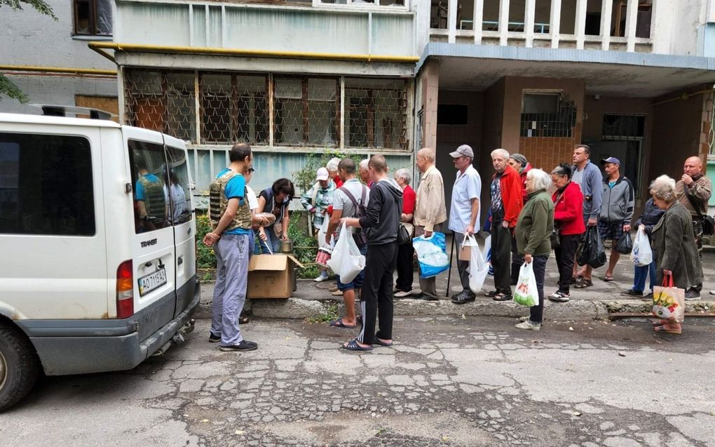 „Hulp mag niet de zwakke lokale economie om zeep helpen.” Foto: Andriy Vasylenko (links) is in Oekraïne gebleven en coördineert noodhulpprojecten in de regio. beeld Kom over en Help (CPOE)
