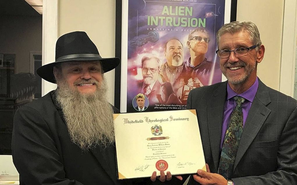 Kenneth Talbot (l.) van Whitefield Theological College in Florida overhandigt het eredoctoraat aan Gary Bates (r.), directeur van de Amerikaanse vestiging van Creation Ministries International (CMI). beeld CMI (used with permission)