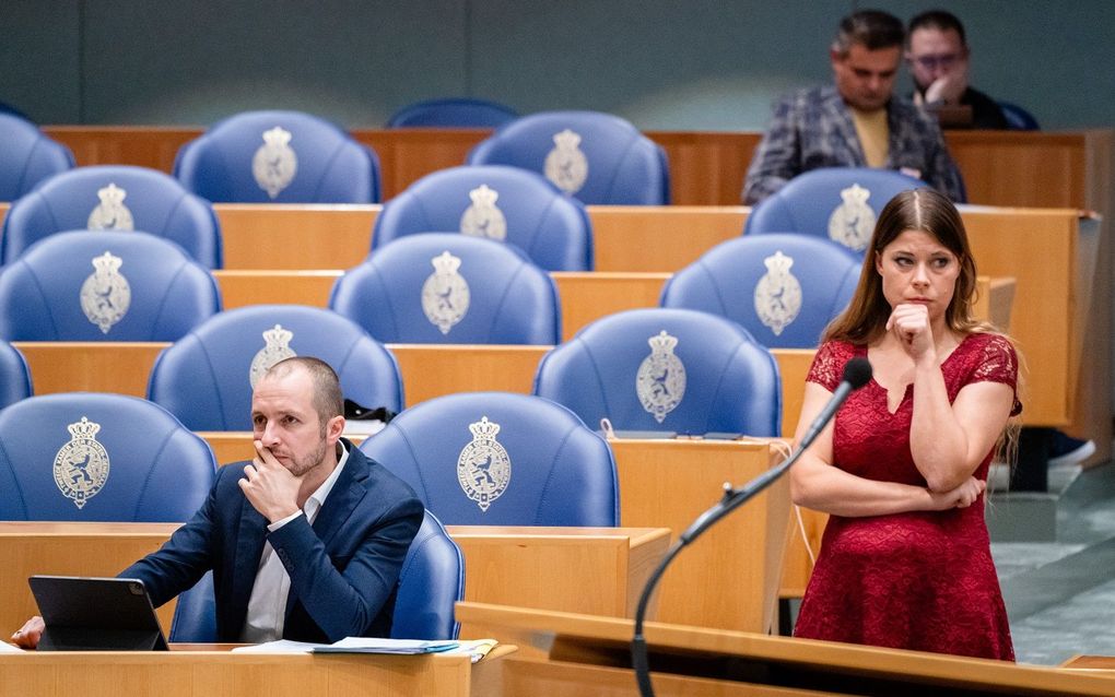 Maarten Hijink (SP) en Lisa Westerveld (Groenlinks) tijdens het debat in de Tweede Kamer over de ontwikkelingen rondom het coronavirus. beeld ANP, Bart Maat