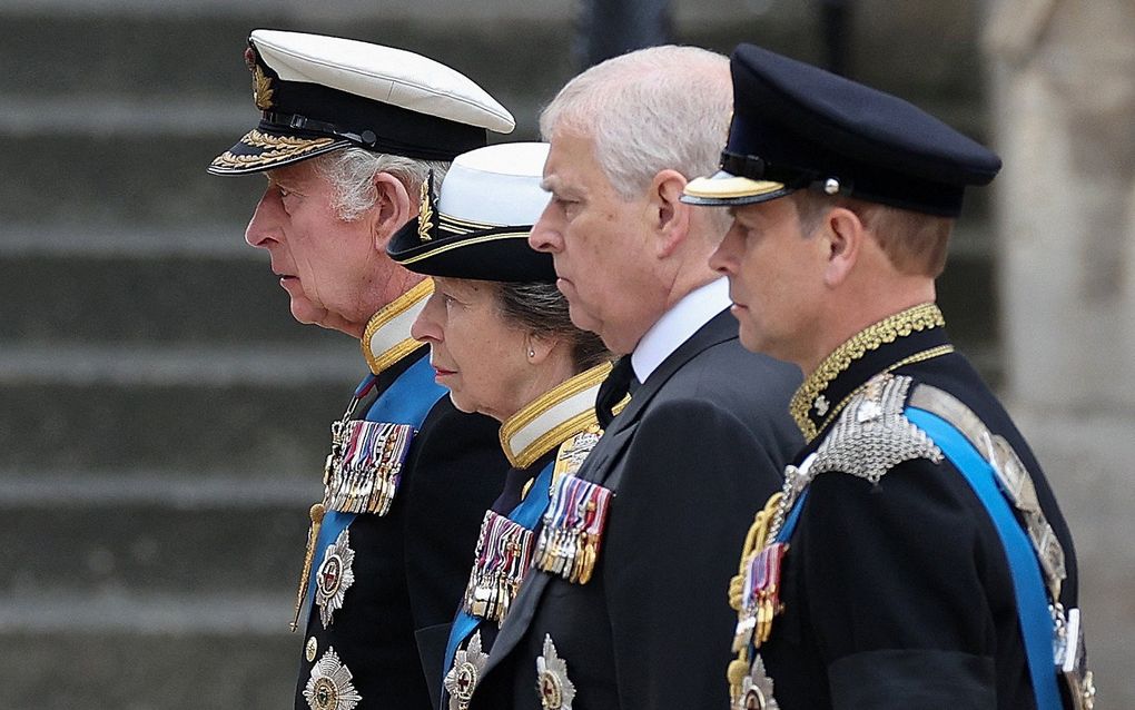 Prins Edward (r.) met zijn broers en zus tijdens de begrafenis van hun moeder koningin Elizabeth II in 2022. beeld AFP, Marc Aspland