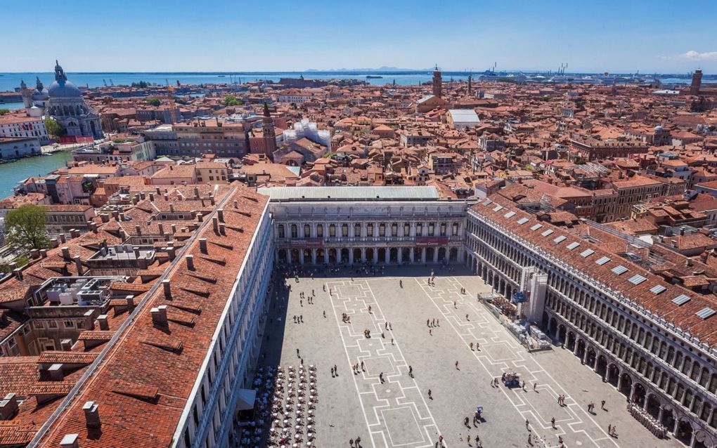 Het uitzicht vanaf de Campanile di San Marco. De Campanile is de klokkentoren van de Basiliek van San Marco. Voor bezoekers is het een gewilde plek, maar er zijn steeds minder mensen die in Venetië willen wonen. beeld iStock