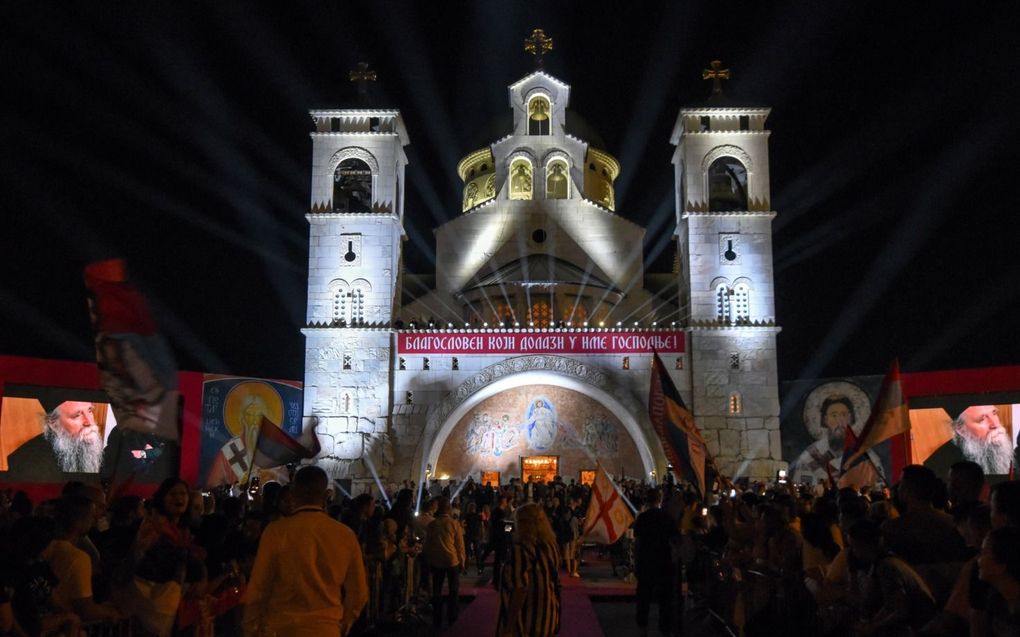 Orthodoxe kerkleden in Montenegro betuigen hun steun voor de wijding van de nieuwe Servisch-orthodoxe metropoliet in hun, in september vorig jaar. Elders moest de oproerpolitie in actie komen, toen tegenstanders wegblokkades hadden opgericht. beeld AFP, Savo Prelevic