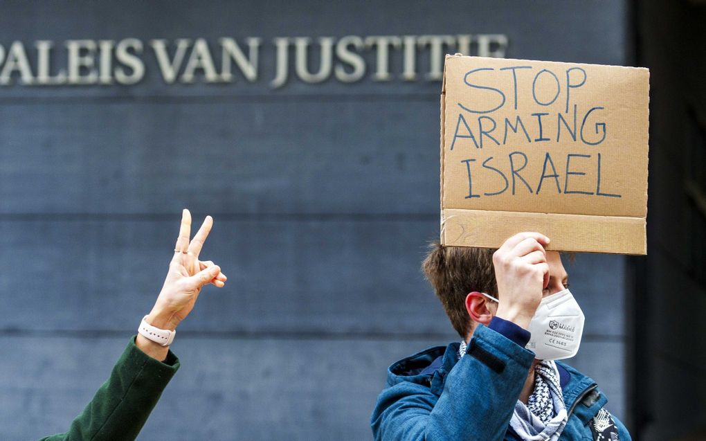 Protest voorafgaand aan de uitspraak van het gerechtshof in Den Haag of Nederland door mag gaan met de export van reserveonderdelen voor F-35 gevechtsvliegtuigen naar Israël. De zaak was aangespannen door Oxfam Novib, PAX en The Rights Forum. beeld ANP, Lex van Lieshout