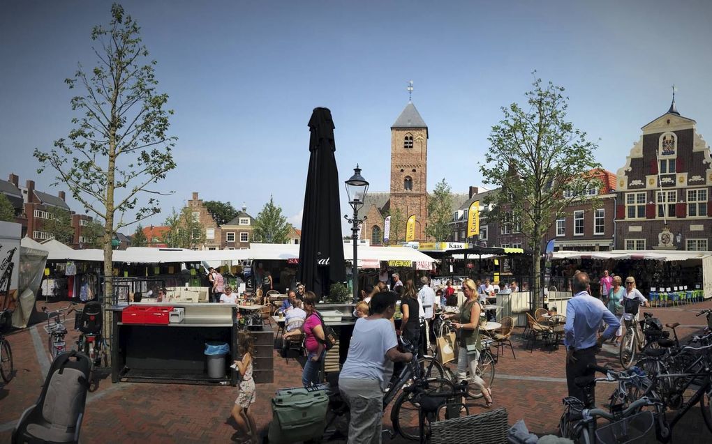 Blik op de markt in Naaldwijk. Het verzet van de gemeenteraad van Westland tegen de komst van een islamitische basisschool verdeelt het tuindersdorp.  beeld Gerard ten Voorde