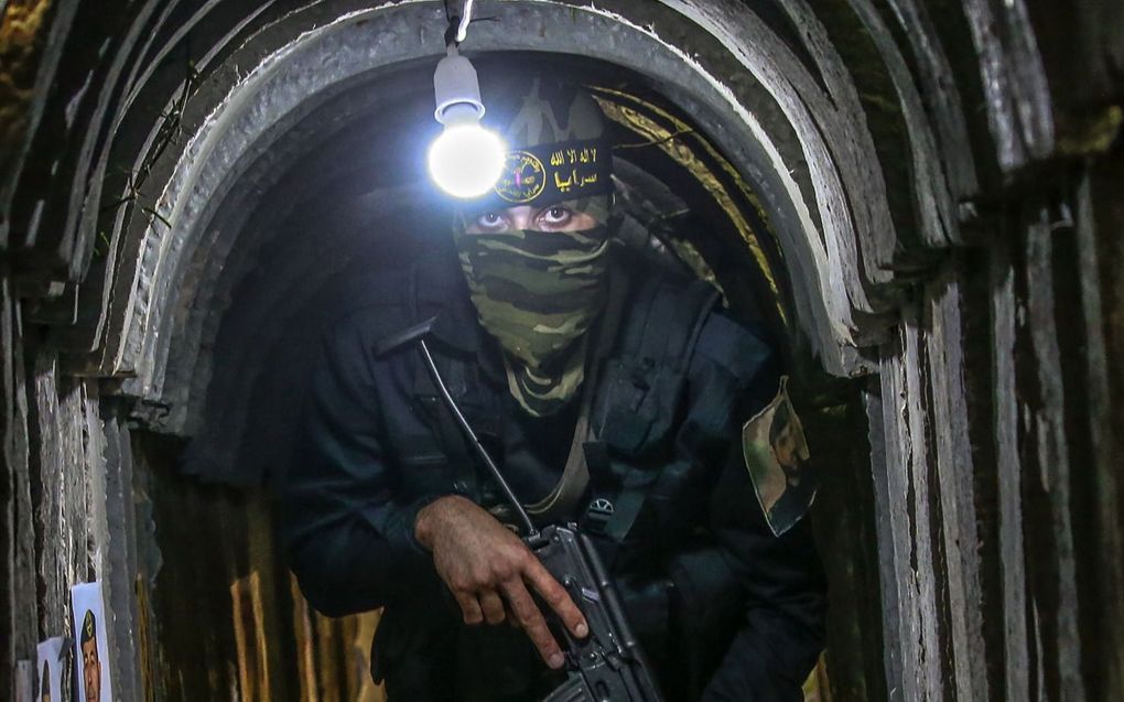 Palestijnse terrorist in een tunnel. beeld EPA, Mohammed Saber