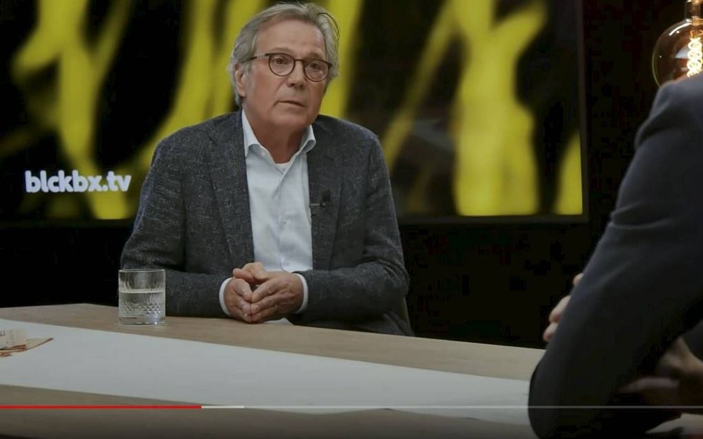 Prof. Theo Schetters: „De urgentie van een coronavaccin is er niet. Het is duidelijk dat de meeste mensen gewoon immuun zijn en helemaal geen Covid-19 ontwikkelen.” beeld via YouTube