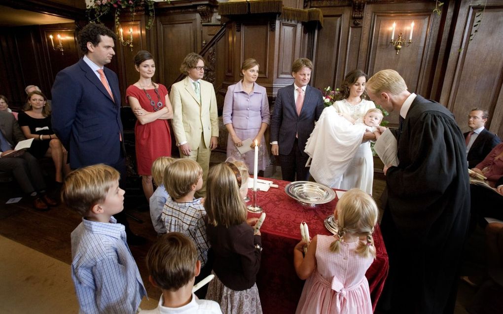 In koninklijke families komt het peetouderschap nog vaak voor. Op de foto de doop van Emma, dochter van prins Pieter-Christiaan en prinses Anita, in 2007. Links naast de ouders staan de vier peetouders. Op de voorgrond kijken nichtjes en neefjes toe. beeld Capital Photos, Frank van Beek