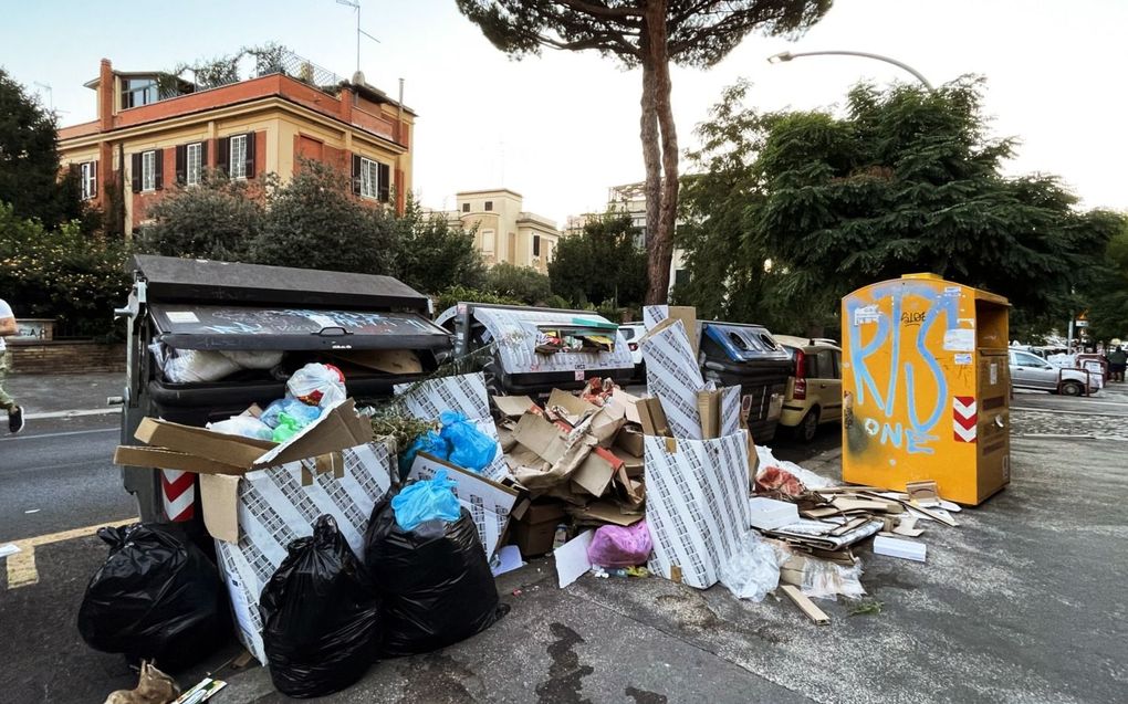 Het Italiaanse afval zou voor 57 procent uit papier, karton en gft bestaan. Volgens AEB is het beter om die grondstoffen te verbranden dan te storten op een vuilnisberg. beeld AFP, Vincenzo Pinto