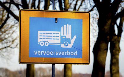Sinds eind oktober verschenen de bekende borden nabij twaalf besmette bedrijven, verspreid over Nederland. beeld ANP, Koen van Weel