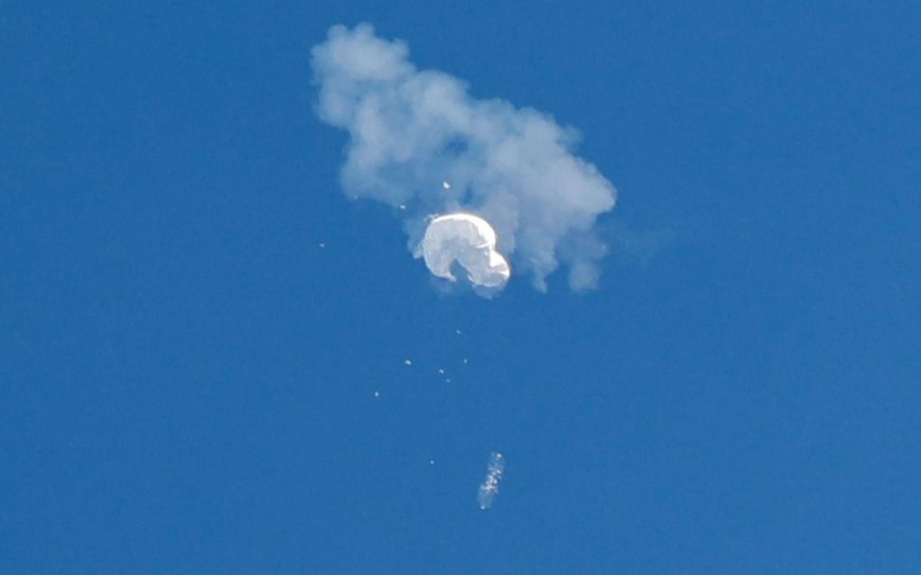 Een Amerikaans jachtvliegtuig schoot zaterdag een reusachtige Chinese ballon boven de VS uit de lucht. beeld Reuters, Randall Hill