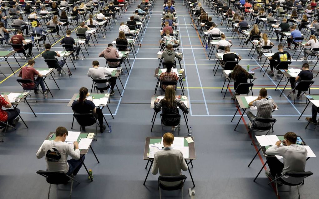 „Misschien kan het niet doorgaan van een cse ons helpen om eens heel anders naar het examen te kijken.” Foto: eindexamen in 2018 in sporthal Dongewijk in Tilburg. beeld ANP, Bas Czerwinski