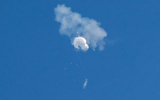 Een Amerikaans jachtvliegtuig schoot zaterdag een reusachtige Chinese ballon boven de VS uit de lucht. beeld Reuters, Randall Hill