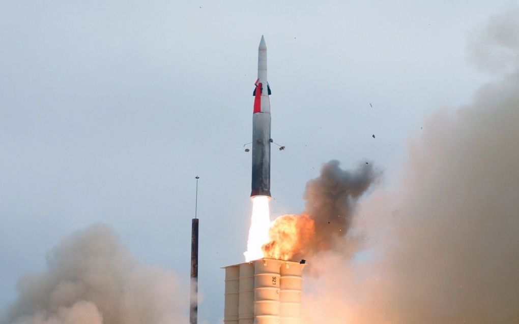 De Russische strijdkrachten lanceren een ballistische raket. Moskou beschikt over een modern kernwapenarsenaal. President Poetin heeft opdracht gegeven kernwapens in een verhoogde staat van paraatheid te zetten. beeld AFP