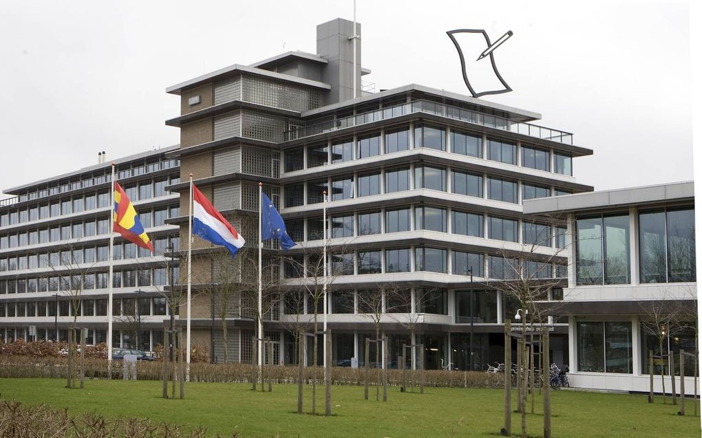 Het provinciehuis van Overijssel met op het dak een kunstwerk van Jeroen Henneman. beeld ANP, Koen Suyk