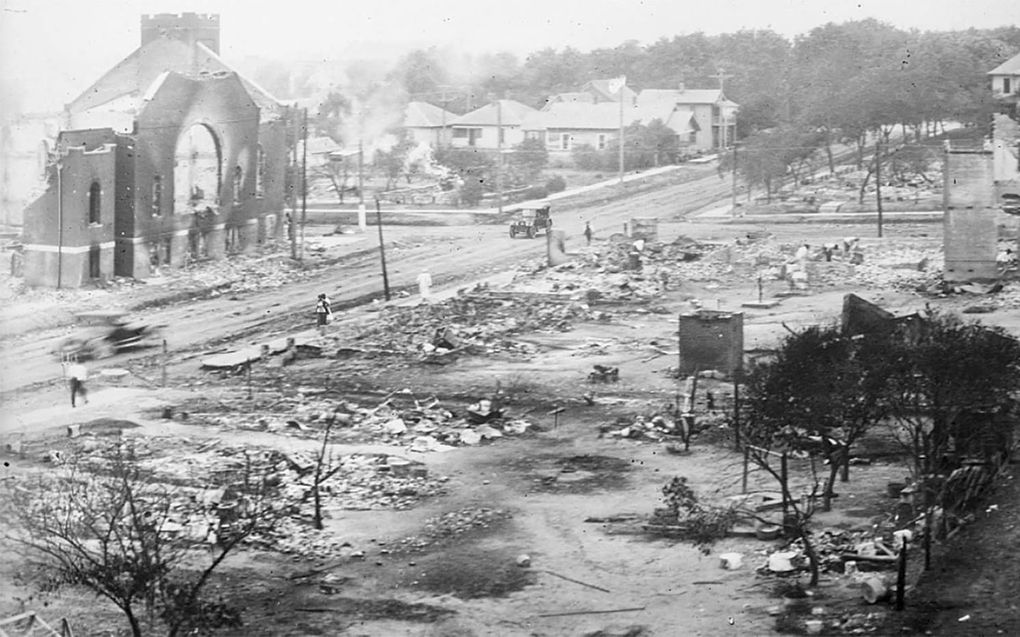 Greenwood, de zwarte voorstad van Tulsa, was na een bombardement door blanken een rokende puinhoop. beeld AFP, Library of Congress