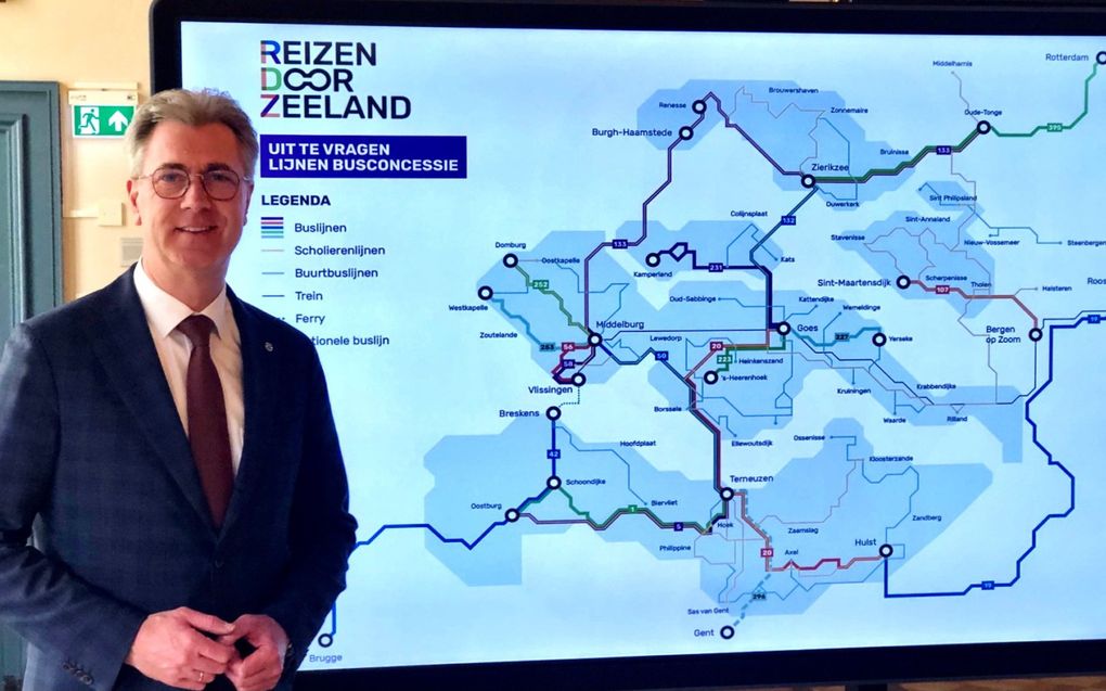 Gedeputeerde Van der Maas presenteert het aangepaste ov-plan voor Zeeland. beeld Van Scheyen Fotografie