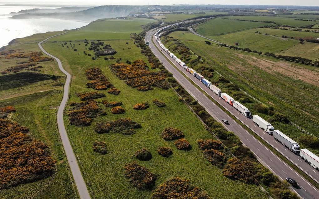 Grote file op de Britse A20 richting de haven van Dover. beeld AFP, Daniel LEAL