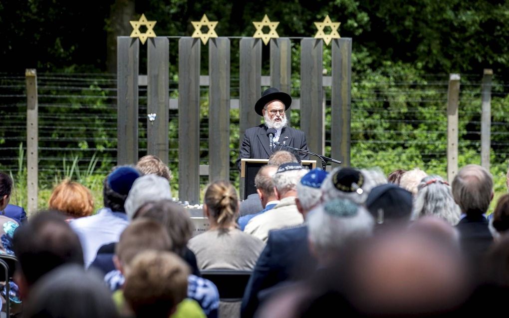 Opperrabbijn Binyomin Jacobs spreekt tijdens een herdenking in Vught. Jacobs ziet dat de coronacrisis veel Joden weer doet denken aan de Tweede Wereldoorlog. beeld ANP, Jerry Lampen