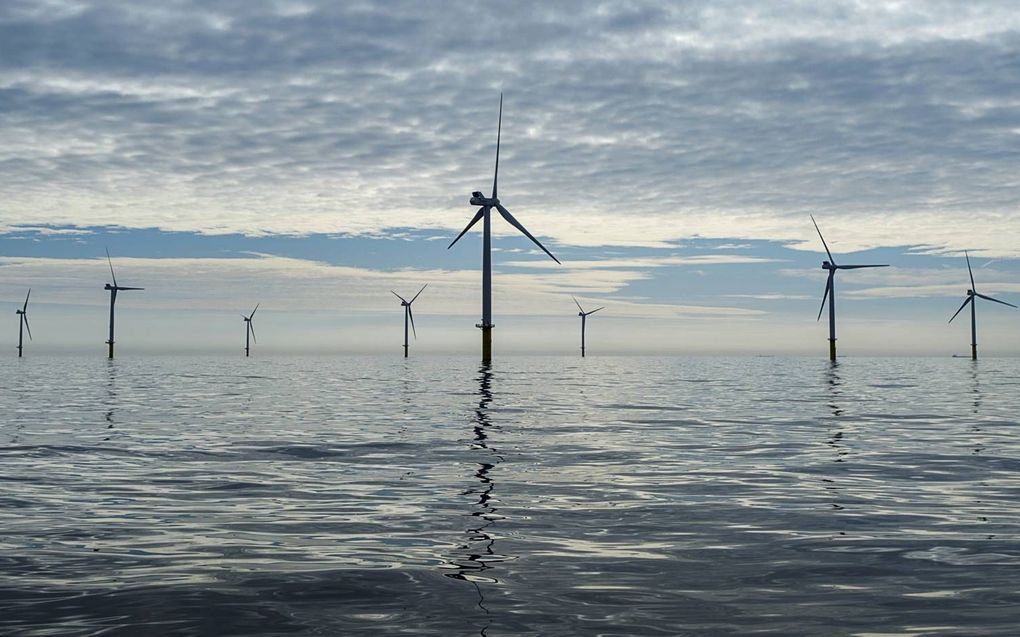 Windpark Luchterduinen ter hoogte van Zandvoort. Vissers verliezen steeds meer werkgebied aan windparken op zee. beeld ANP, Remko de Waal