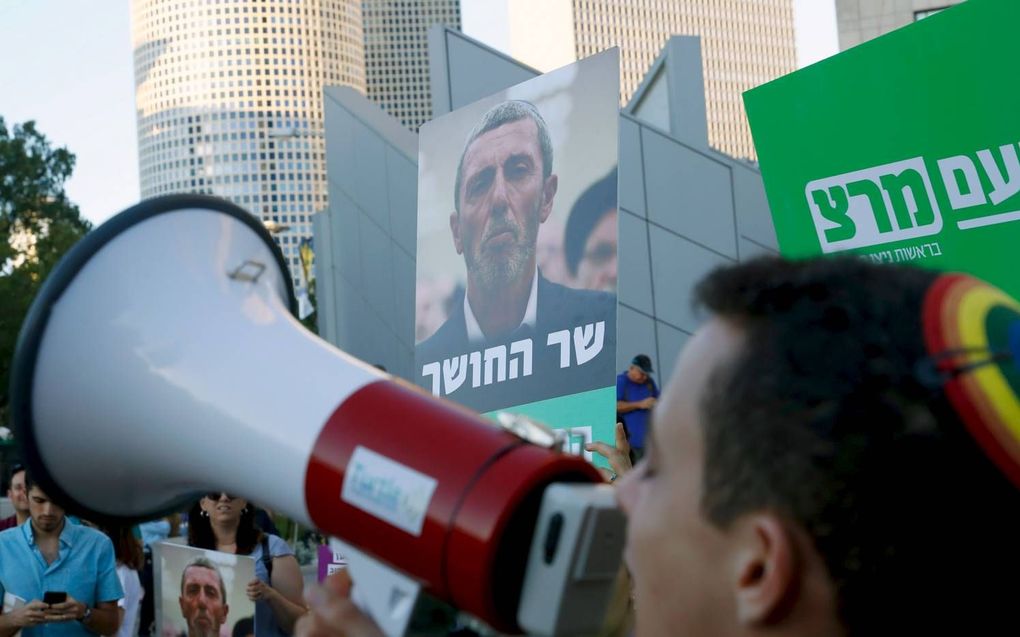 Protest vanuit de lhtb-gemeenschap tegen de Israëlische minister van Onderwijs, Rafi Peretz, dit weekend in Tel Aviv. beeld AFP, Jack Guez