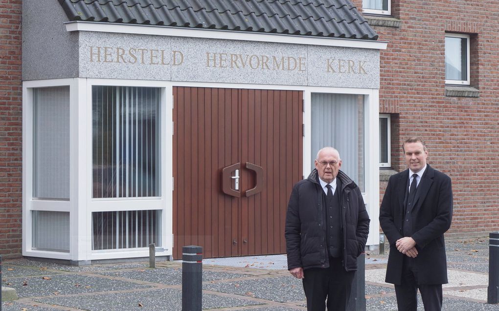 Ouderling Jan Talen en ds. H.J. van Marle van de hersteld hervormde gemeente in Staphorst. beeld Sjaak Verboom