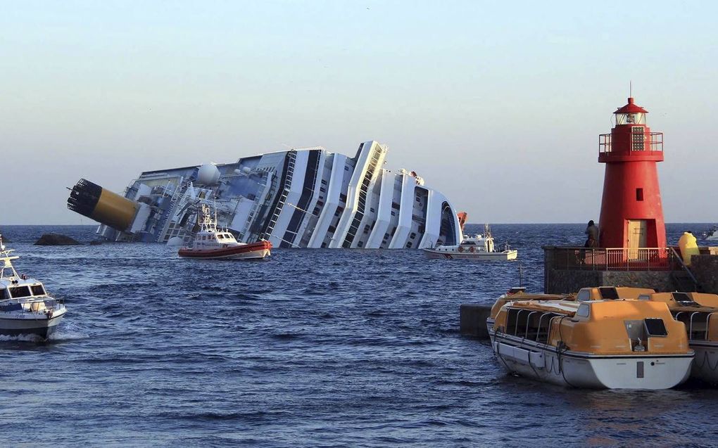 Cruiseschip Costa Concordia voor de kust van het Italiaanse eiland Giglio , daags na de ramp op 13 januari 2012. beeld AFP, Filippo Monteforte