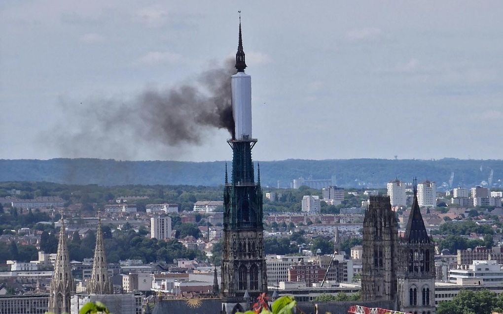 Op beelden is te zien dat het deel waar de brand lijkt te woeden voor werkzaamheden is ingepakt met een steiger. beeld AFP, Patrick STREIFF 