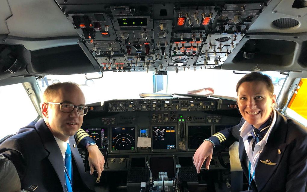 Joost en Ruth in de cockpit van een KLM-toestel. beeld Familie De Wit