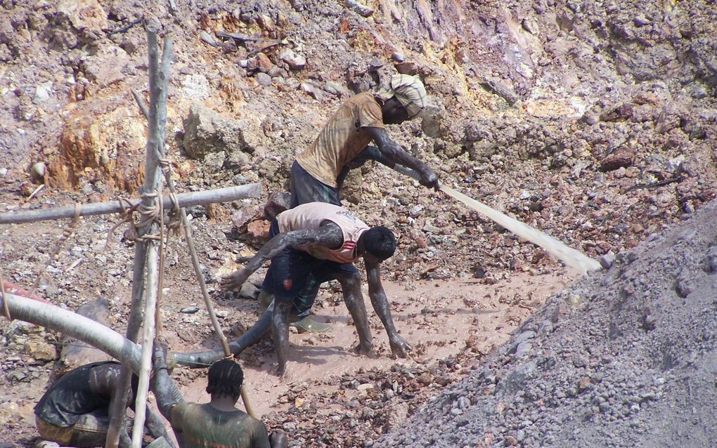 Het instorten van een mijn maandag in Suriname eiste het leven van zeker 15 goudzoekers. Foto: goudzoekers aan het werk. beeld Armand Snijders